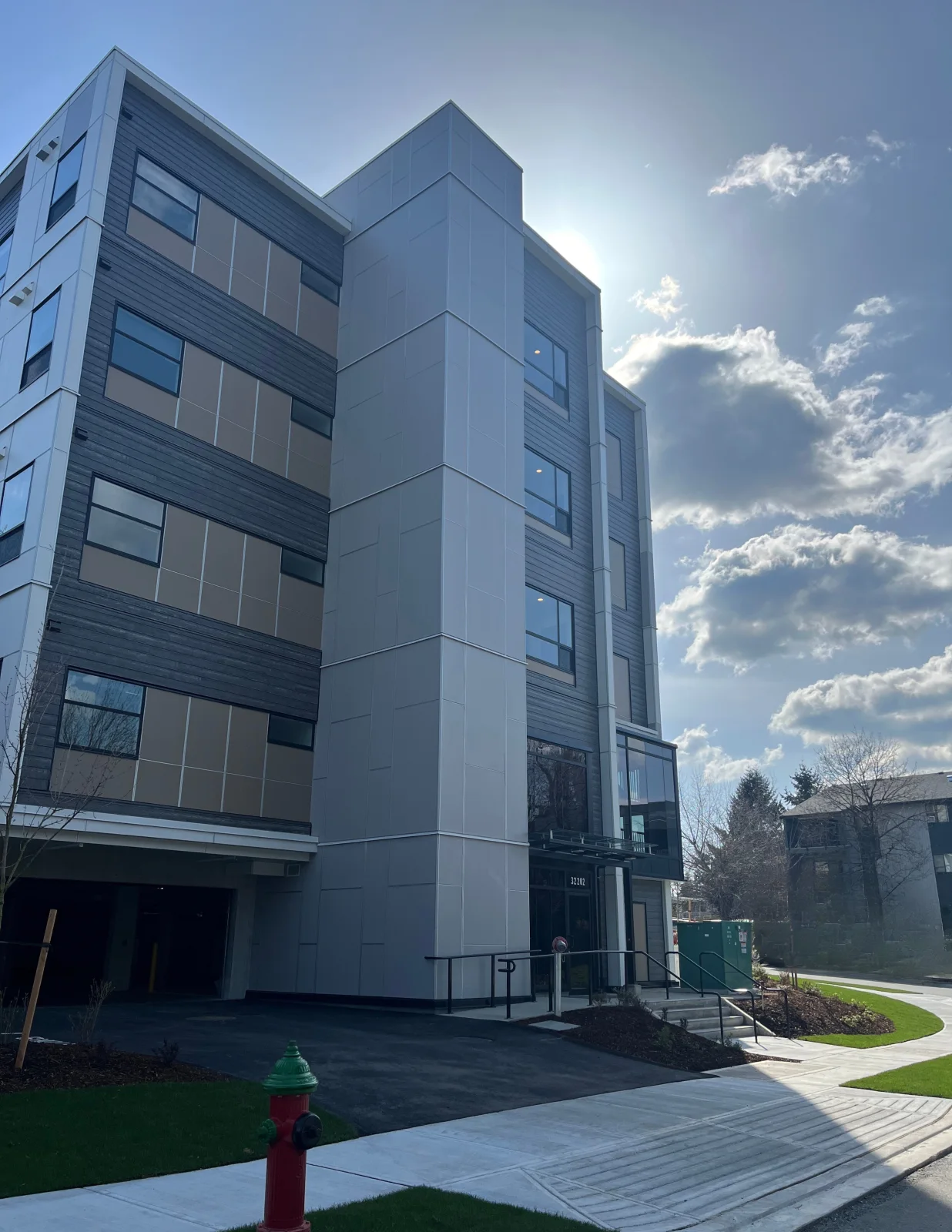 Wider entrance-side elevation of Granite Ave in Abbotsford.
